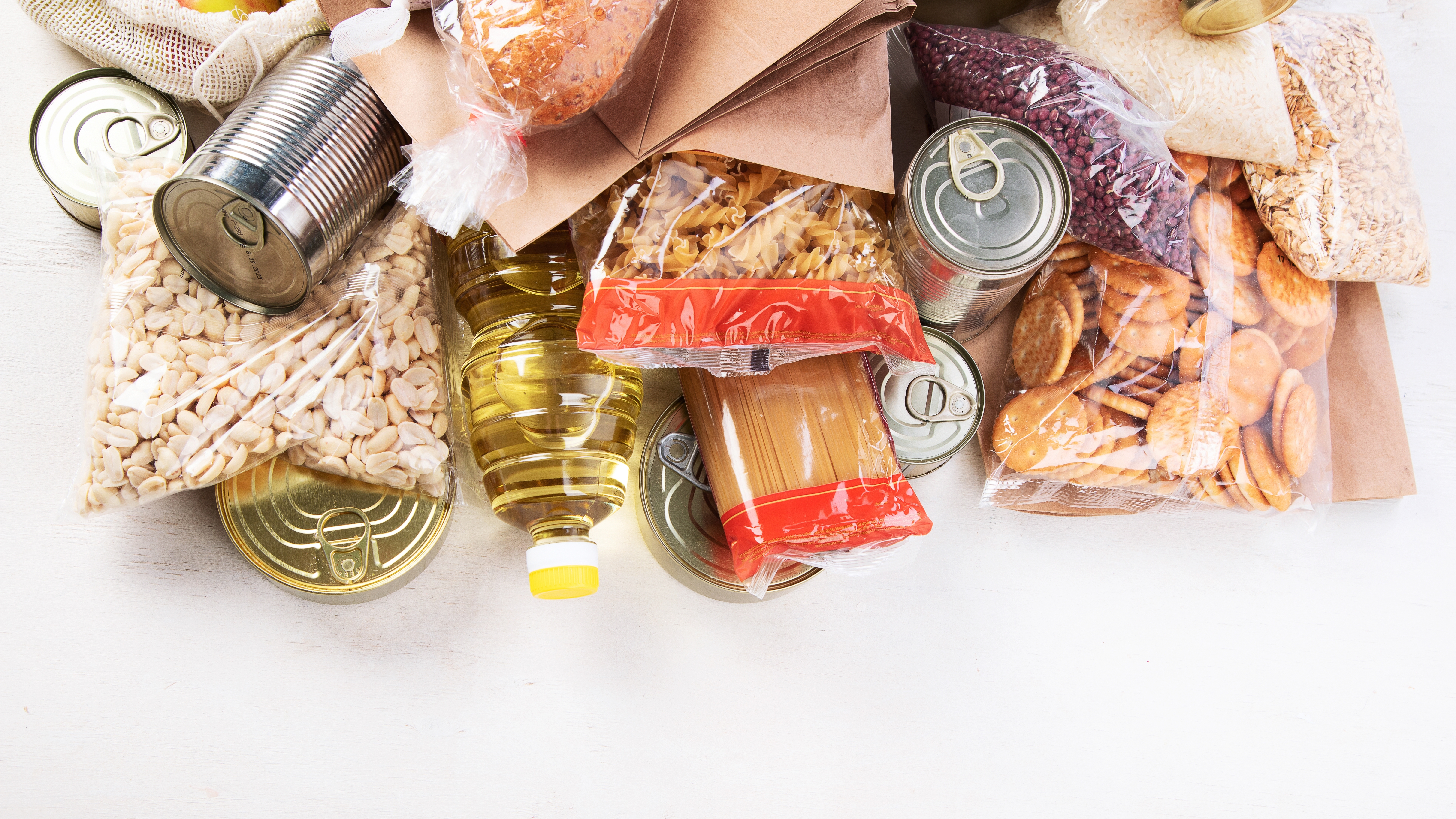 Różne produkty spożywcze w opakowaniach foliowych